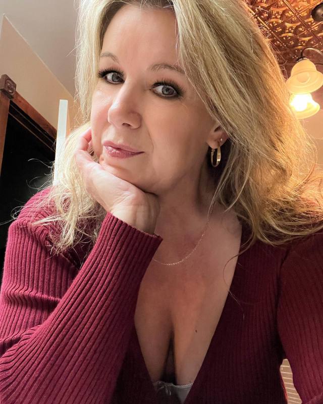 I'M A LICENSED MASSAGE THERAPIST CATERING TO MEN WHO WANT A PROFESSIONAL MASSAGE IN A RELAXED SETTINGS