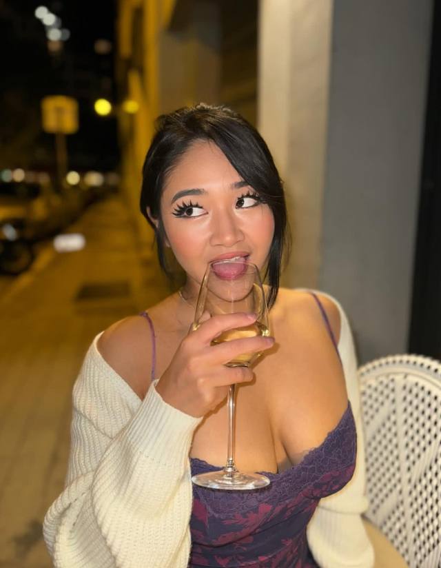 I'm seeking for A real friend with benefits. Who can fuck me harder anytime I wanted to get fucked