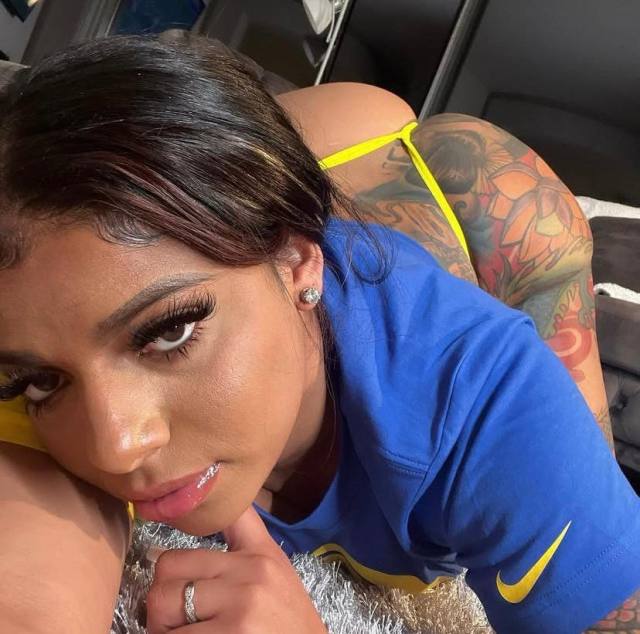 I’m available for hook up both incall or out service