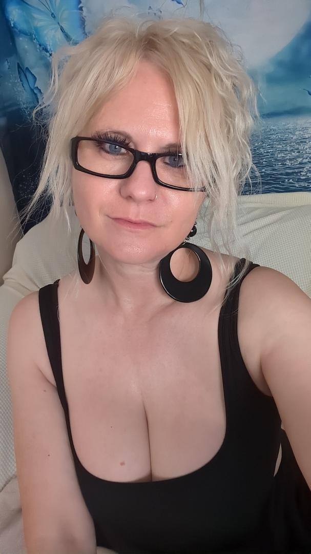 33F Looking for Good Company Tonight - Chill & Discreet