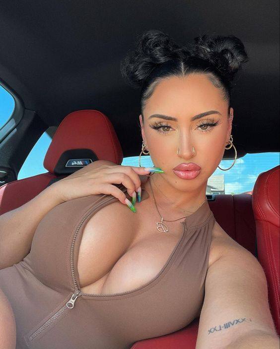 Available For Hookup and Erotic Massage Services 👅🍆