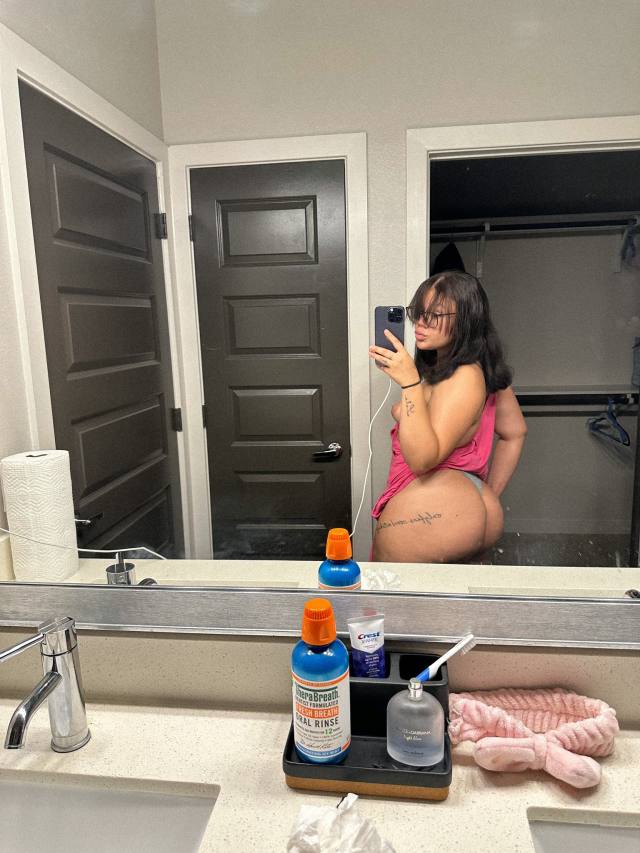 HELLO I’M AVAILABLE RN SEND ME A DM IF YOU ARE READY TO MEET