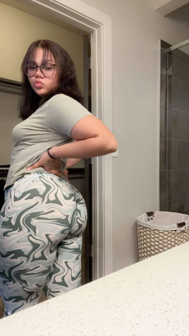 HELLO I’M AVAILABLE RN SEND ME A DM IF YOU ARE READY TO MEET