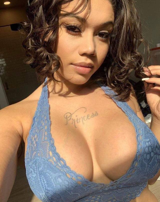 I am bored and horny👅 kinda naughty asf