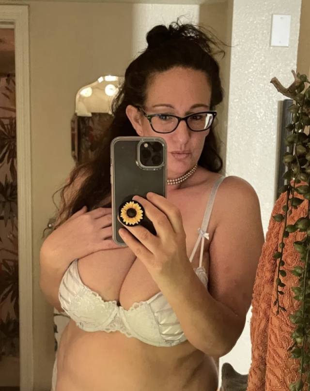 I'm a licensed masseuse therapist, text me.