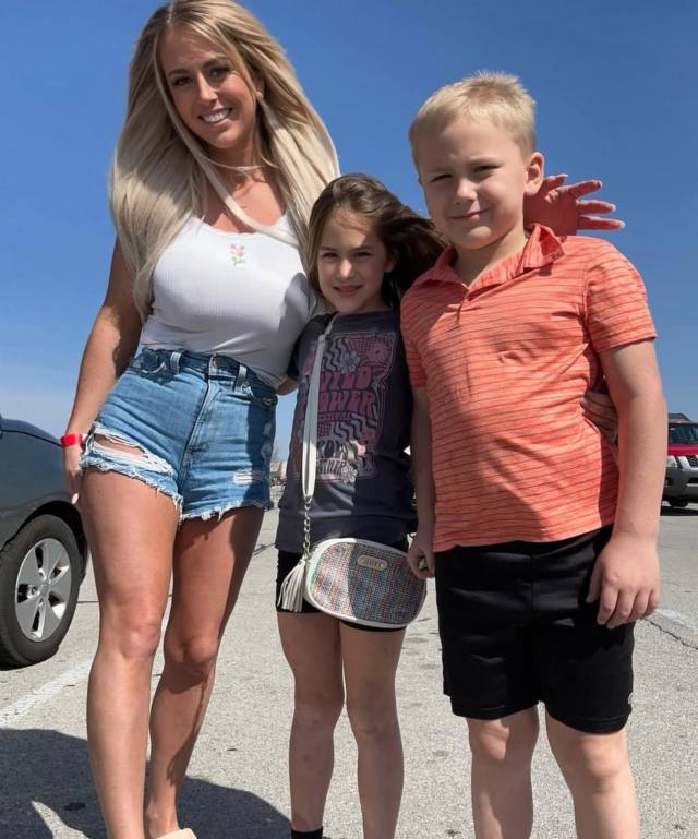 I’m Married With 2 Kids & My Husband Went For A Business Trip & I Need A Man To Come Fuck Me While Husband Traveled