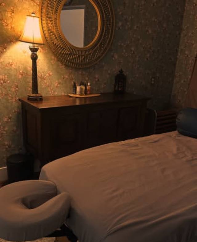 I’M A SPECIALIST & A LICENSED MASSAGE THERAPIST AVAILABLE FOR FUN FILL EROTIC MASSAGE. Text me.