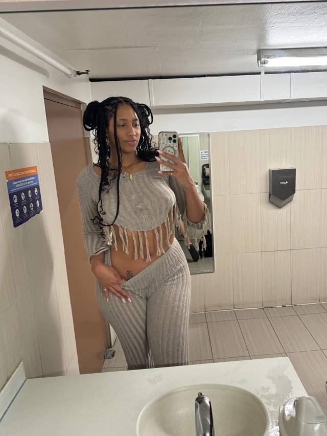 Am fully available to serve you my king choose me today let create an unforgettable moment