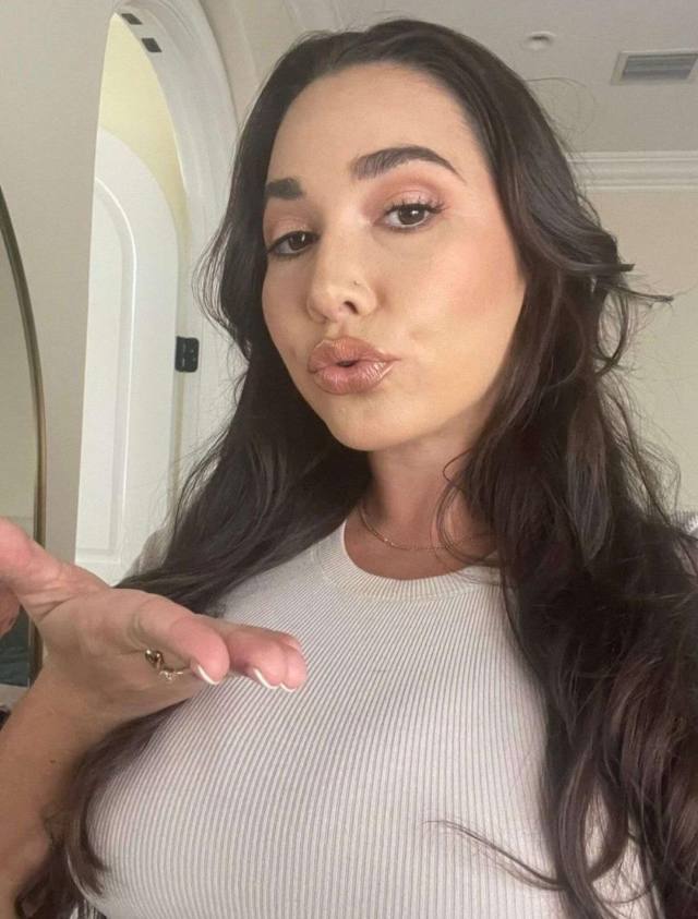 I'm available for instant and weekend bookings daddies