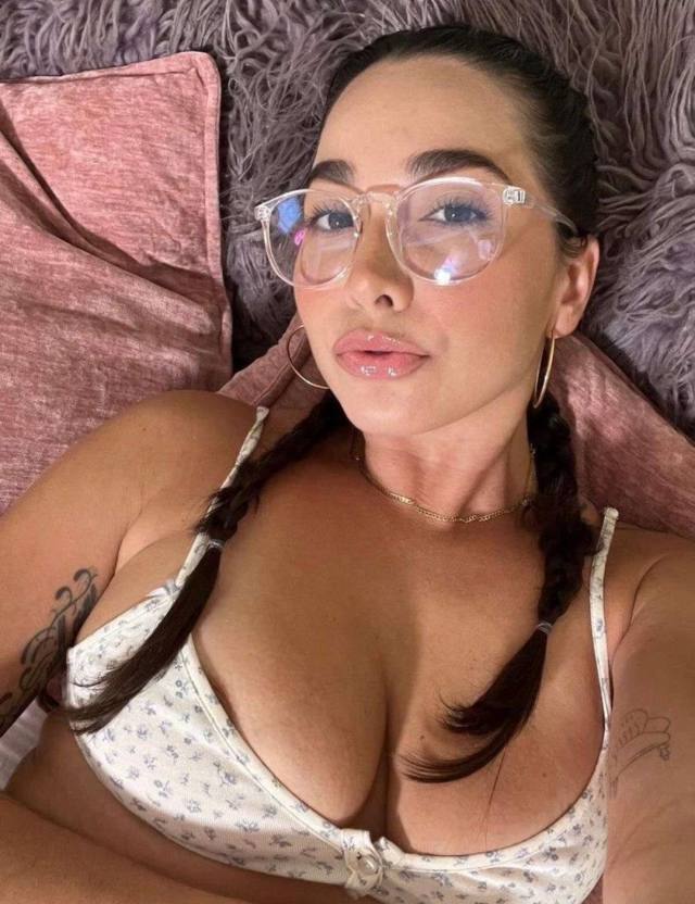 I'm available for instant and weekend bookings daddies