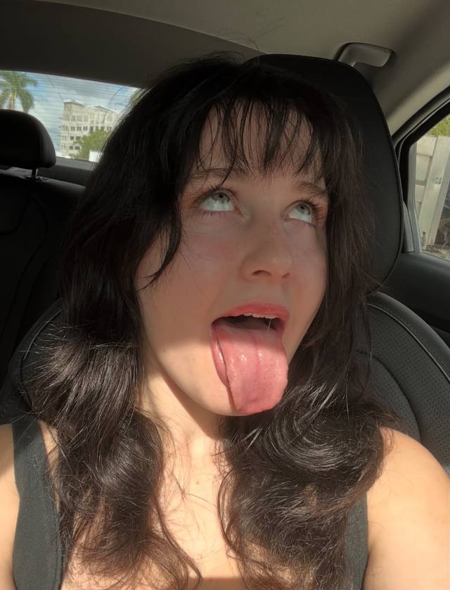 👀🙌🏽 Beautiful lips 💕, seductive eyes 👅👄, with a tight grip 💋💦 and a sweet, creamy touch 🍒🍭🍬… ready for some intense cum play.