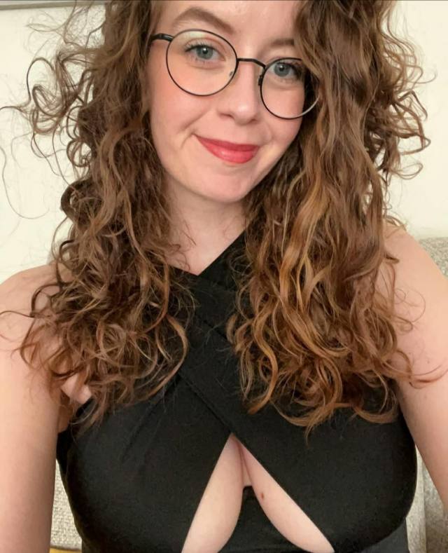 Feeling horny at home alone Available for both incall & outcall 😉✨