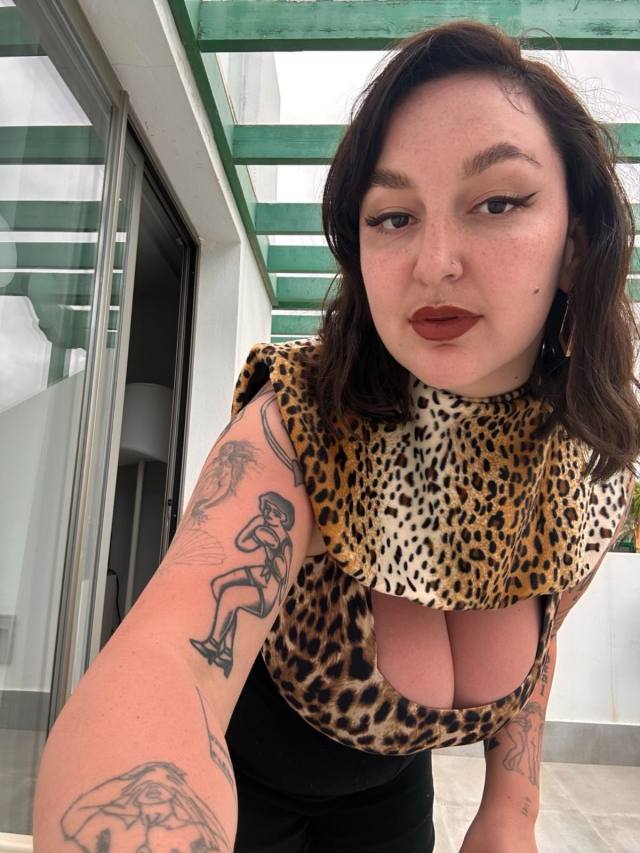 Sophisticated British Mistress-Masseuse 5’10 | 30 | Brunette | Brown eyes | UK 14 curves | Heels size 7