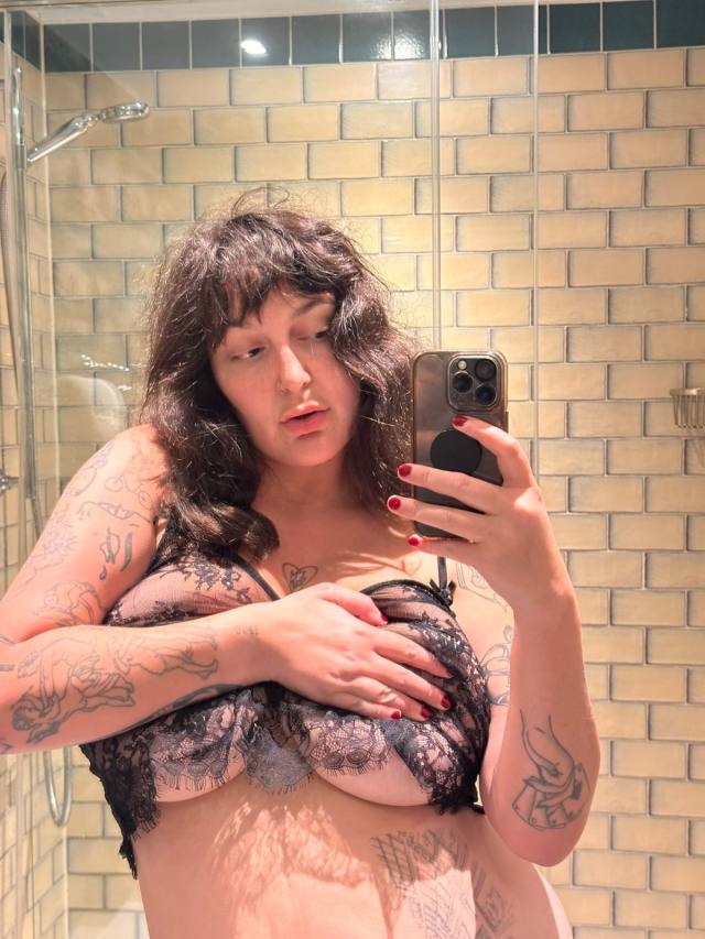 Sophisticated British Mistress-Masseuse 5’10 | 30 | Brunette | Brown eyes | UK 14 curves | Heels size 7