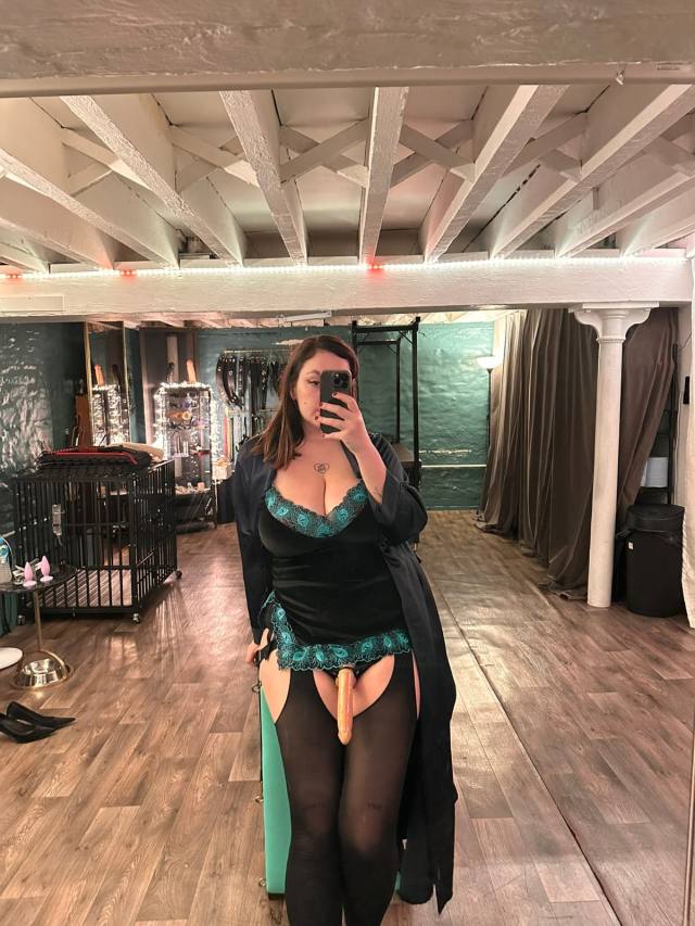 Sophisticated British Mistress-Masseuse 5’10 | 30 | Brunette | Brown eyes | UK 14 curves | Heels size 7