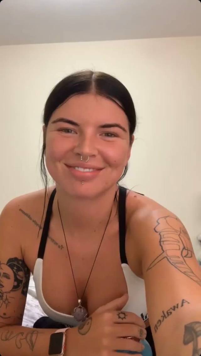 HMU if you're down for fuck or hookups with your location either you host or I host •and ask for my rates 00
