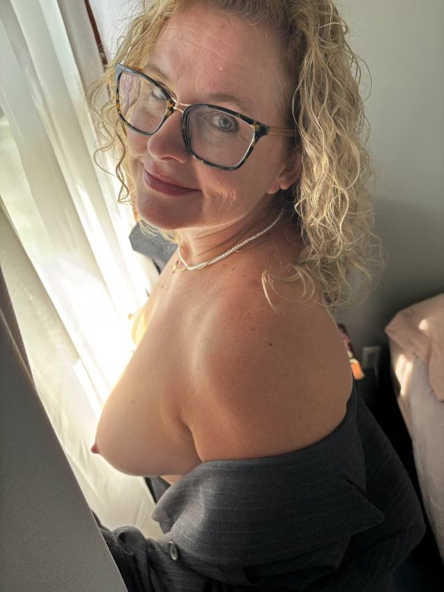 I’m a licensed massage therapist offering professional services to men seeking relaxation in a calm and discreet environment.