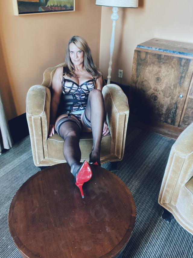 Matured sexy lady seeking fun and some good sex get paid incall or Outcall and a NURU MASSAGE therapist NURU Massage Full