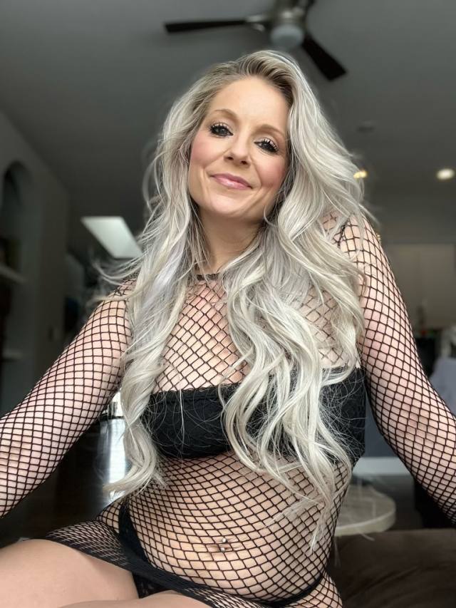 MOST SEXY THERAPIST ON THIS WEBSITE. JAIME IS BACK😍😍HOT MOM ONLINE