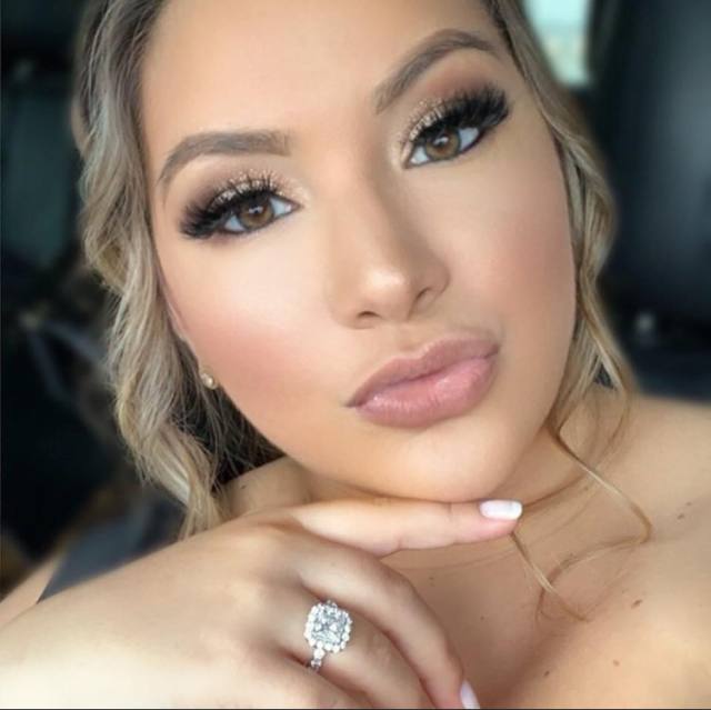 Elegant, Genuine, and Looking for a Mature Gentleman to Share Life With