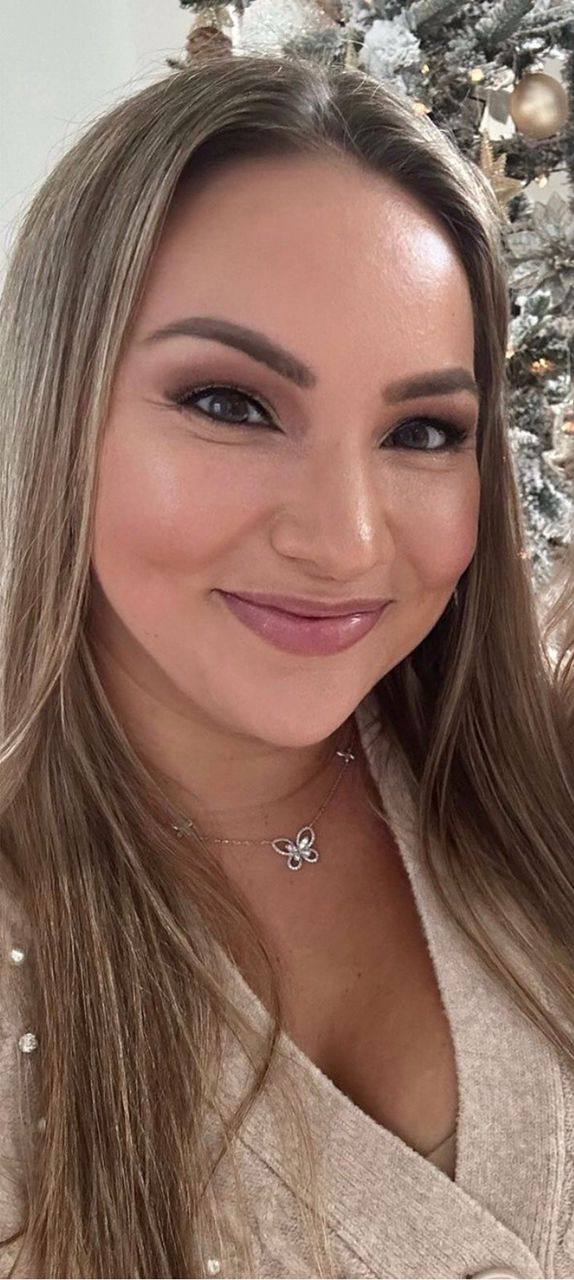 Elegant, Genuine, and Looking for a Mature Gentleman to Share Life With
