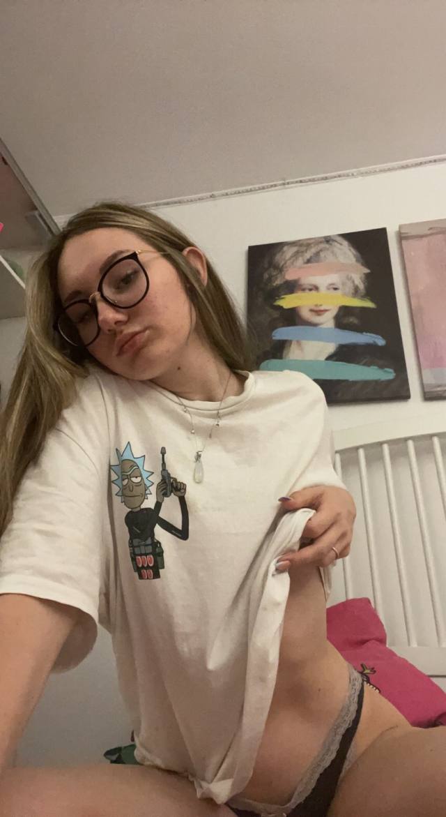 Pretty 🥰 young professional masseur available for body rubs with happy endings
