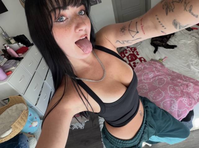 Available to FUCK and take in some juicy hard cock 🍆🍆