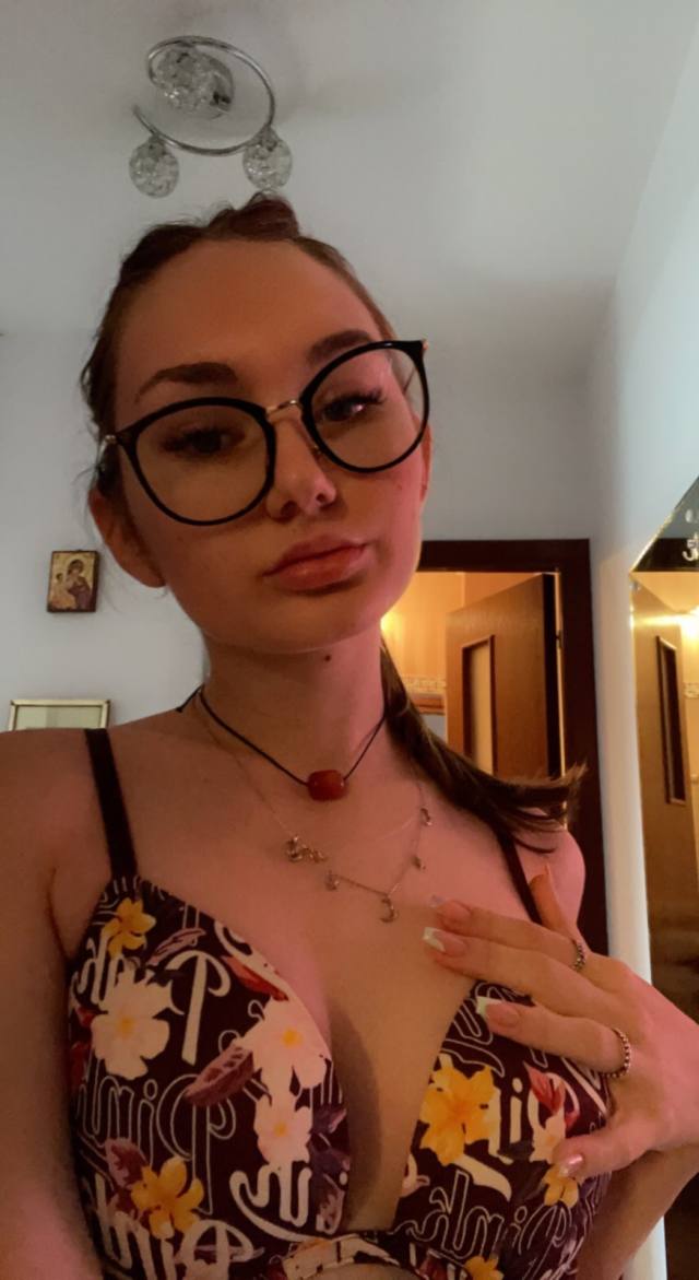 Pretty 🥰 young professional masseur available for body rubs with happy endings