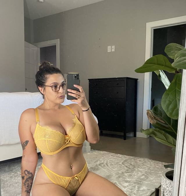 I’m here wanting a friend with benefits and available for outcalls 😆😘