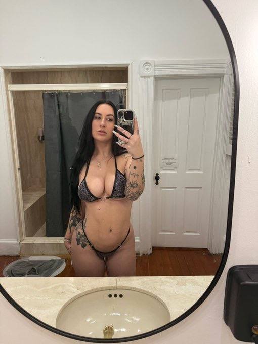 Hello, gentlemen! I’m Jess, a vibrant and stunning 28-year-old ready to bring magic and excitement into your day. 💫 With my w