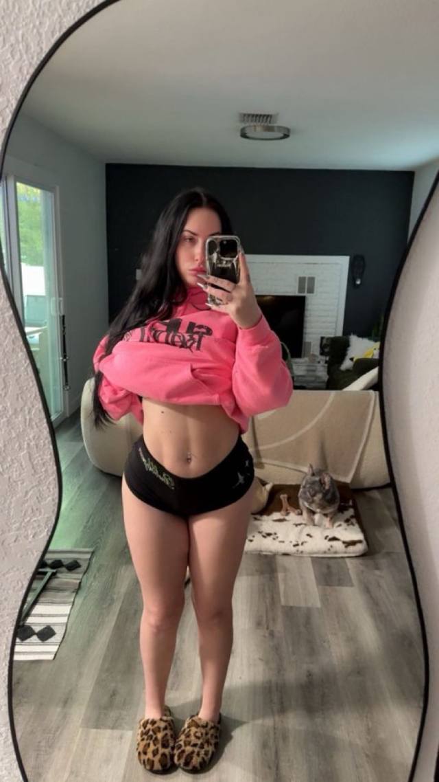 Hello, gentlemen! I’m Jess, a vibrant and stunning 28-year-old ready to bring magic and excitement into your day. 💫 With my w
