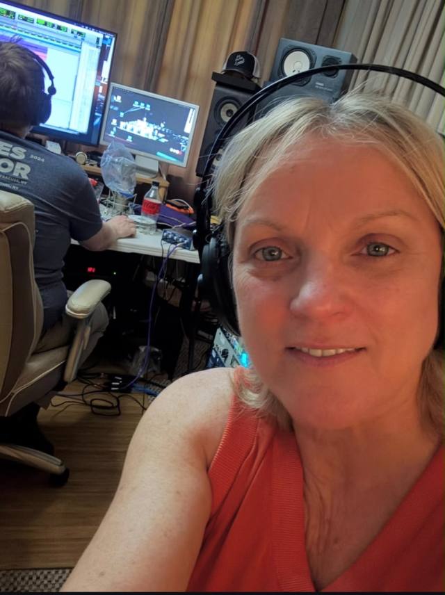 SUGAR MOMMY LOOKING FOR A SUBMISSIVE SUGAR BABY FEMALE/MALE