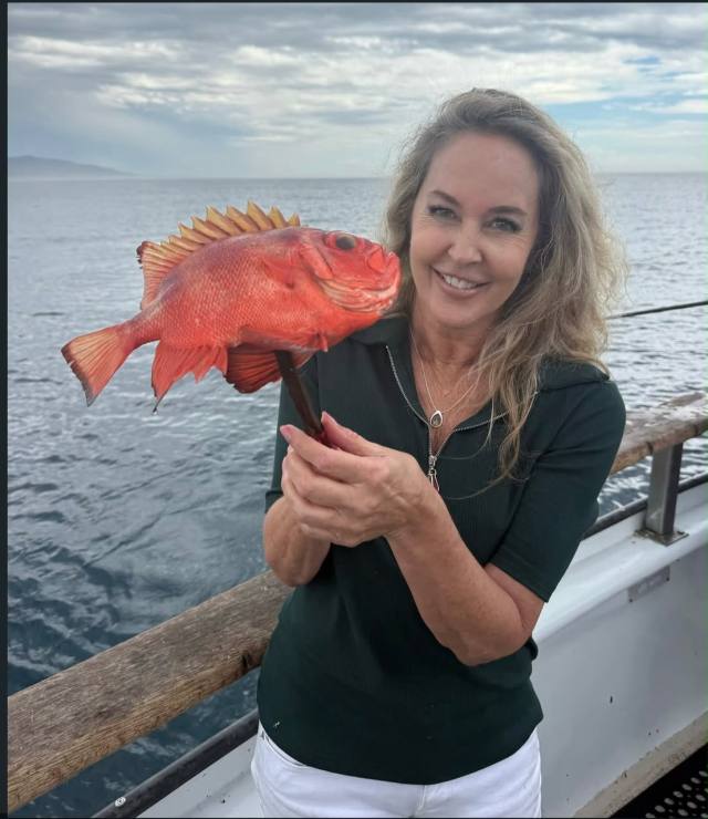 SUGAR MOMMY LOOKING FOR A SUBMISSIVE SUGAR BABY FEMALE/MALE